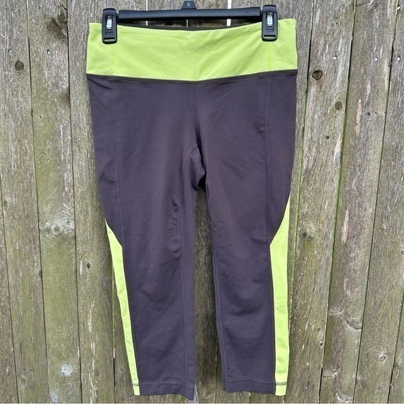 Athleta Pants - Athleta Splits‎ Relevation Capri Leggings (Size Medium)